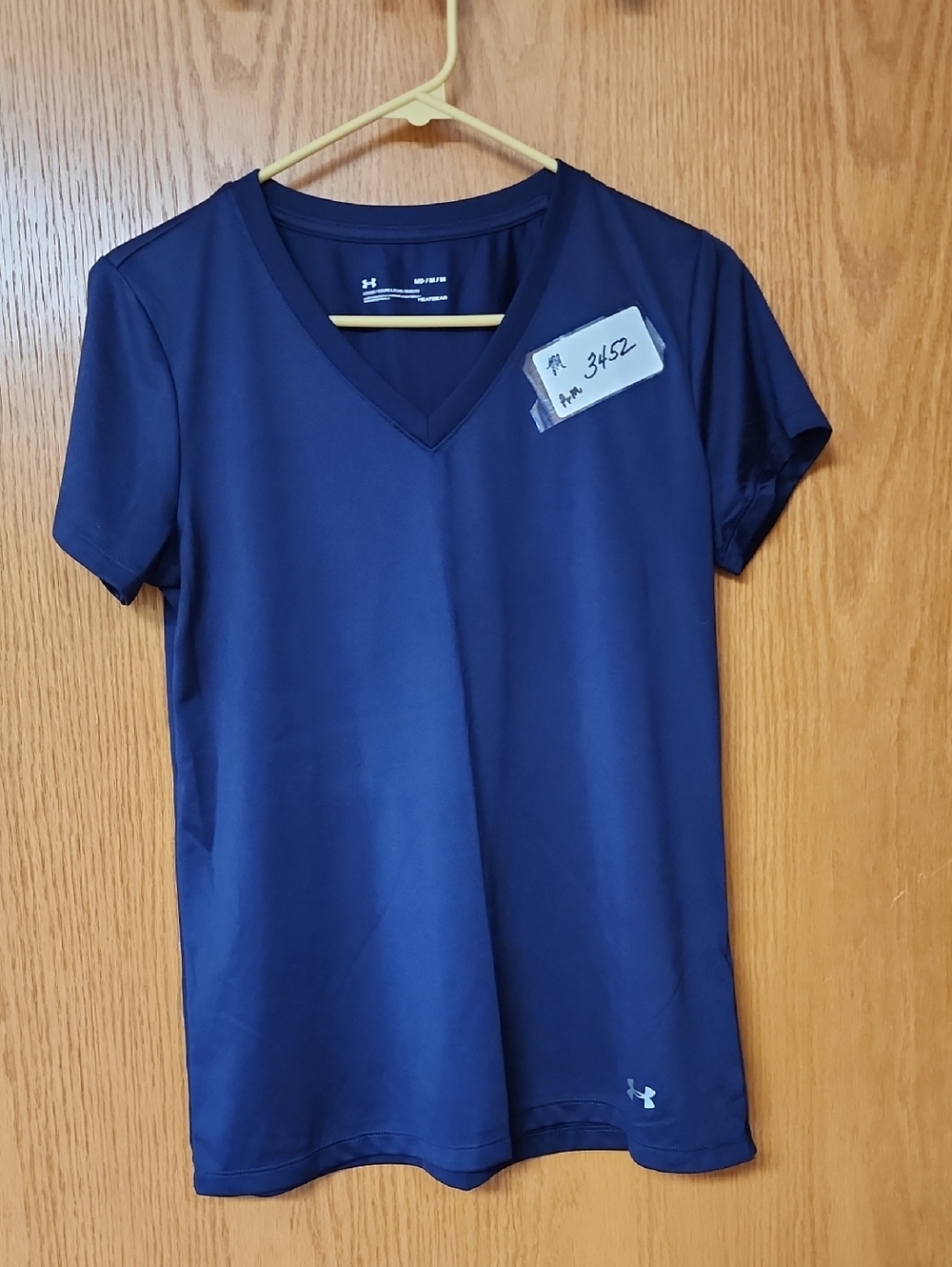 Under Armour Navy Blue V-Neck Performance Shirt womens M number 3452